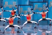 ربات انسان‌نمای چینی در حال صعود از دیوار در نمایش رسمی