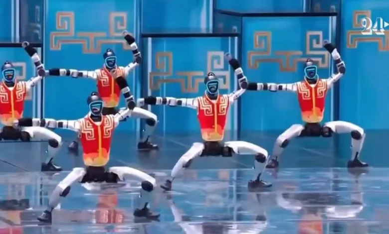 ربات انسان‌نمای چینی در حال صعود از دیوار در نمایش رسمی